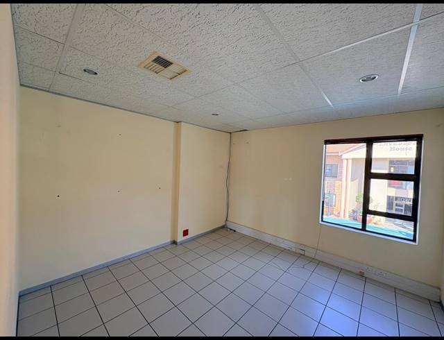 101M² OFFICE TO LET IN FOURWAYS